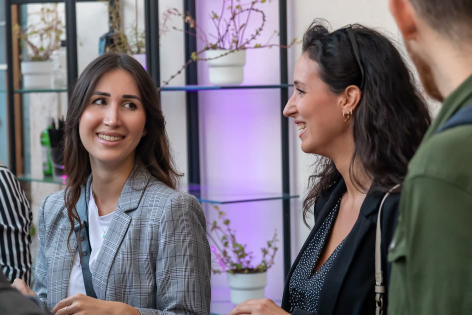 Due ragazze chiacchierano e sorridono allegramente durante l'ApeRecruiting Job Day Trani al Palazzo Beltrani
