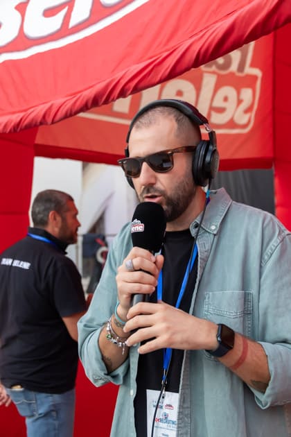 Lo speaker Luca Catalano ai microfoni di Radio Selene durante l'ApeRecruiting Job Day al Palazzo delle Arti Beltrani
