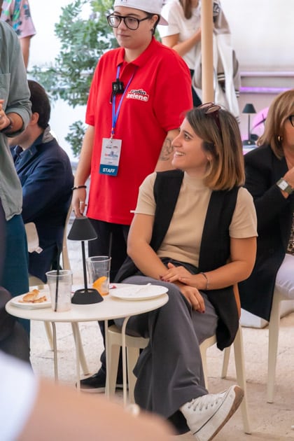 Persone si rilassano nell'area aperitivo dell'ApeRecruiting Job Day di Trani al Palazzo Beltrani organizzato da YesWeWork