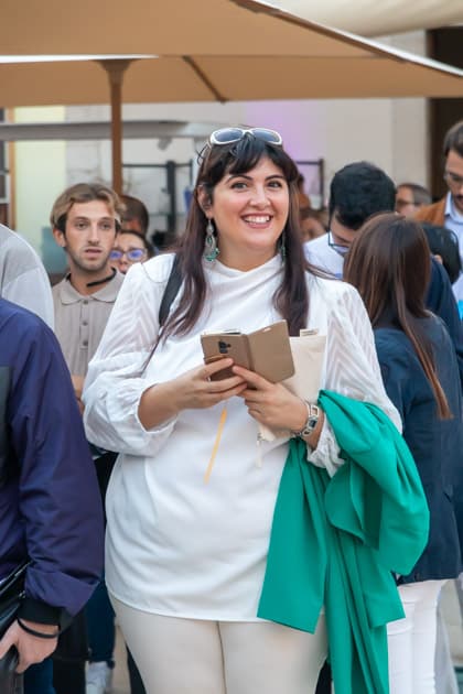 Una ragazza sorride soddisfatta mentre si gode l'atmosfera leggera dell'ApeRecruiting Job Day Trani di YesWeWork
