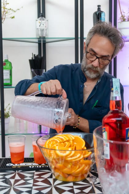 Il barista di Palazzo Beltrani serve spritz senza sosta durante l'evento YesWeWork 'ApeRecruiting Job Day Trani'