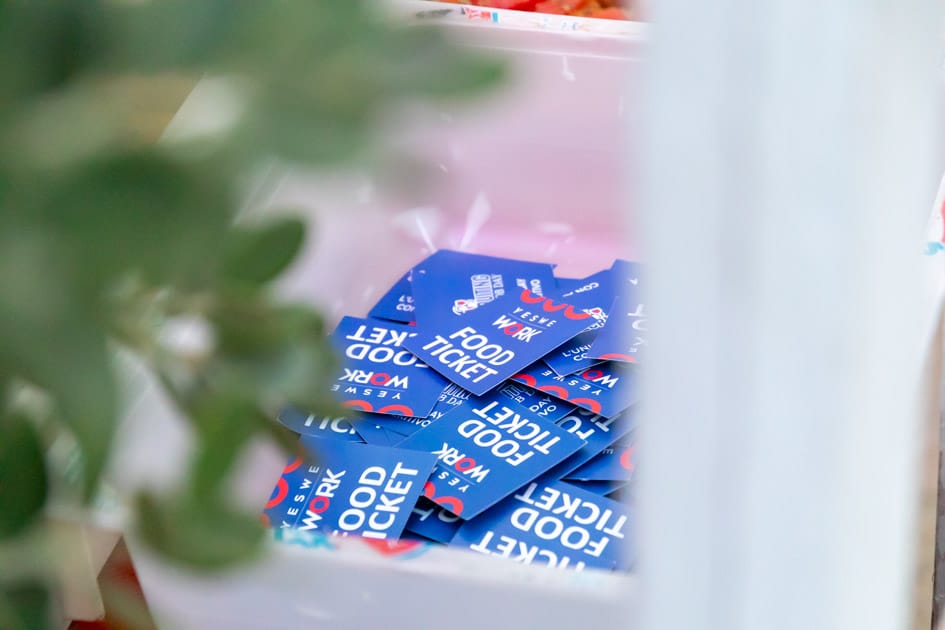 In un contenitore dietro la postazione bar dell'ApeRecruiting Job Day Trani vengono accumulati i ticket consumazione