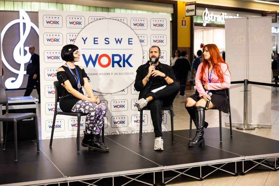 Luca Catalano, conduttore dell'evento YesWeNERD, introduce la co-conduttrice Cecilia e la prima ospite: Marina Mundo