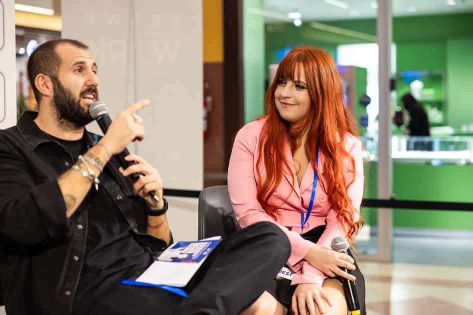 Luca Catalano, Si rivolge al pubblico presente prima di lasciare il microfono alla co-conduttrice di YesWeNERD Cecilia