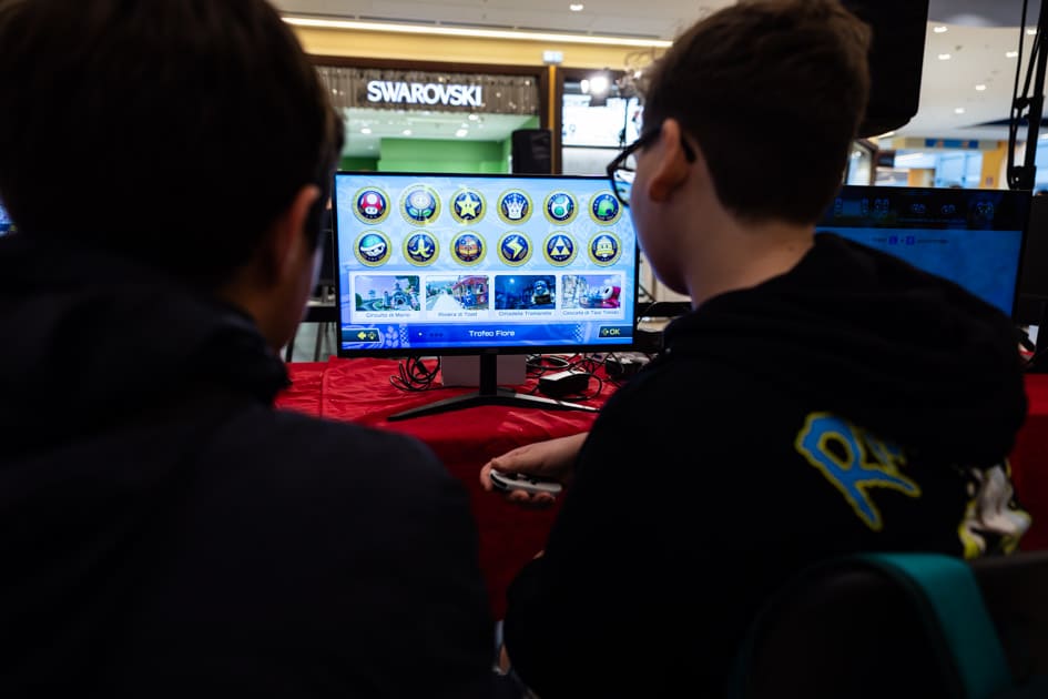 Due dei partecipanti all'evento YesWeNERD inquadrati dal fotografo di YesWeWork mentre si divertono nell'area Nintendo