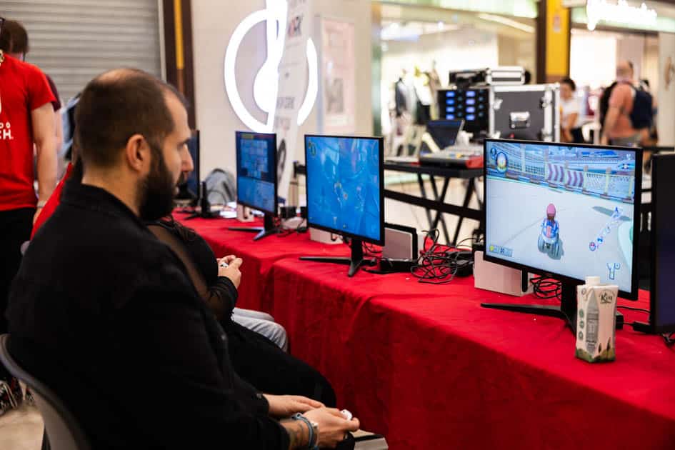 Luca Catalano, conduttore dell'evento YesWeNERD, di YesWeWork, si rilassa ai videogame dell'area Nintendo drante una pausa