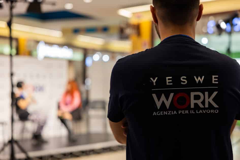 Un membro del team YesWeWork (si riconosce dalla maglietta brandizzata), osserva interessato l'intervista a Marina Mundo