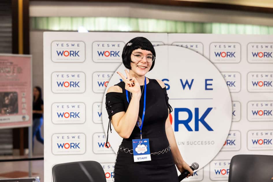 Marina Mundo fa un saluto alle telecamere dopo essere stata intervistata sul palco di YesWeNERD al Parco Commerciale Casamassima