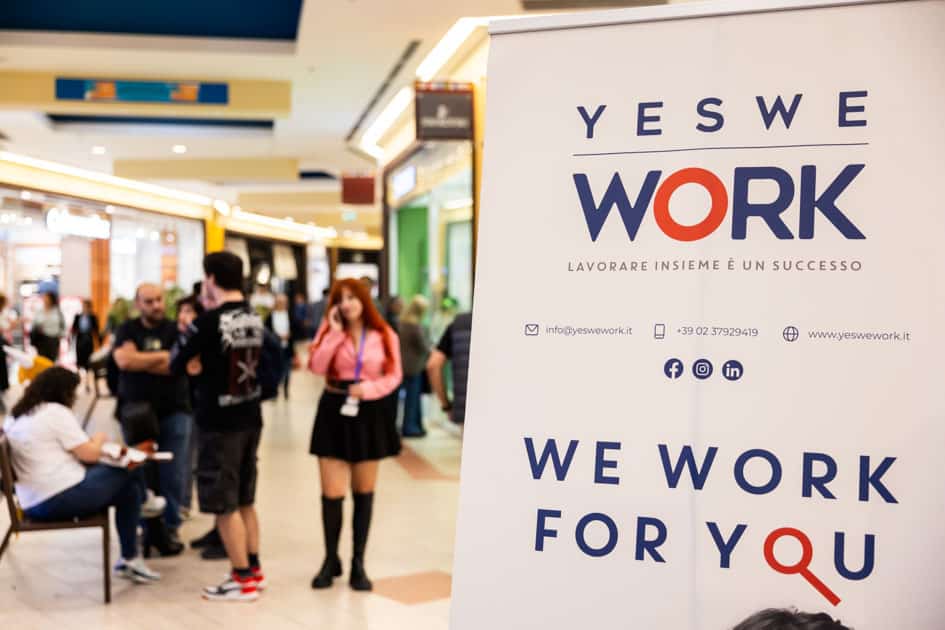 Uno scorcio della galleria del Parco Commerciale Casamassima che ospita l'evento YesWeNErd. A destra un roll-up di YesWeWork