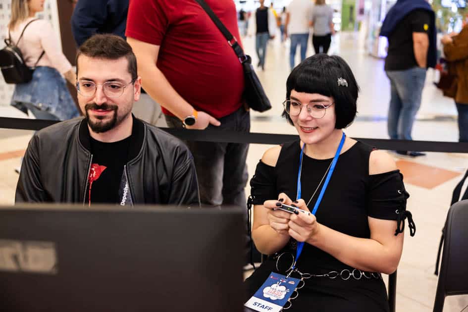 Dopo il suo intervento sul palco di YesWeNERD, Marina Mundo si intrattiene giocando ad un videogame nell'area Nintendo