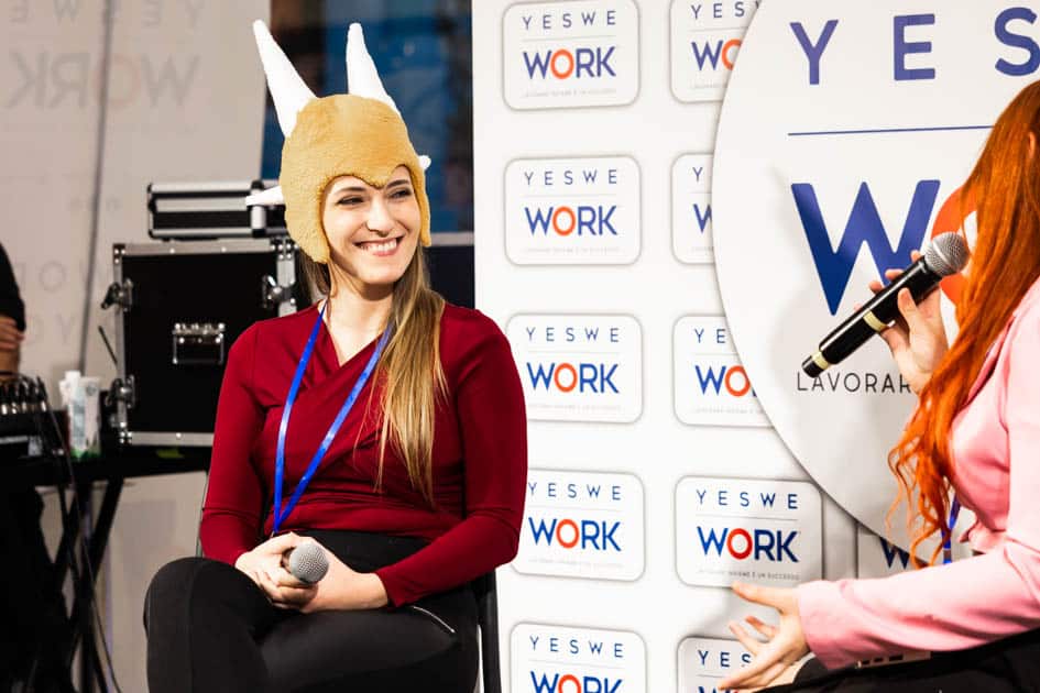 Domadraghi Cosplay, tra gli ospiti dell'evento YesWeNERD, sorride mentre viene intervistata dalla co-conduttrice Cecilia