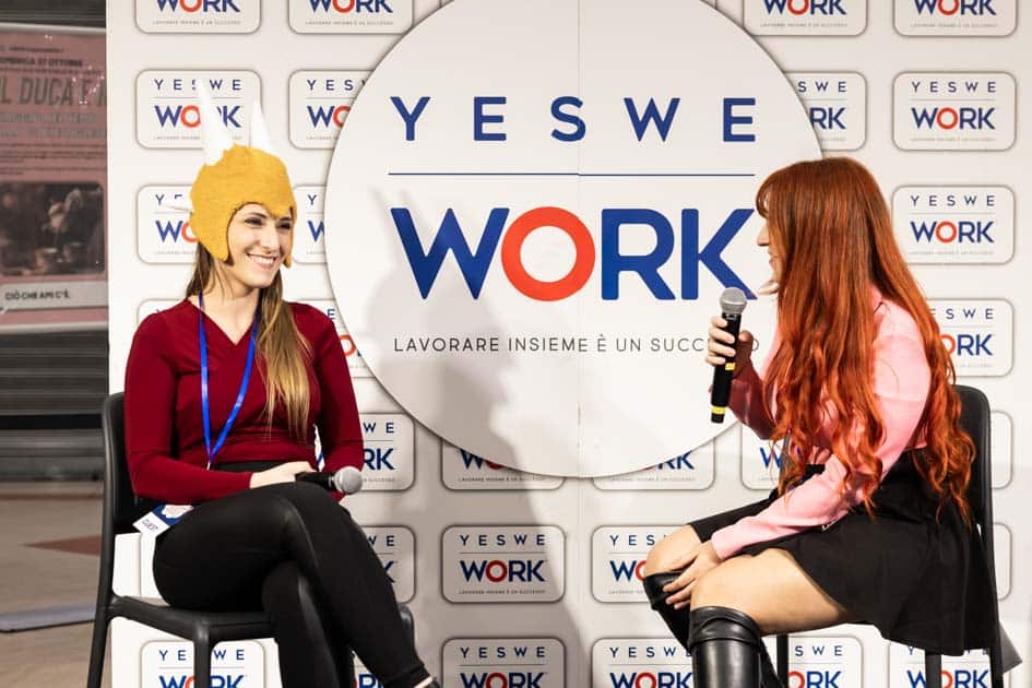 Cecilia di 'Pokemon Millenium' intenta a fare una domanda alla ospite Domadraghi Cosplay sul palco di YesWeNERD