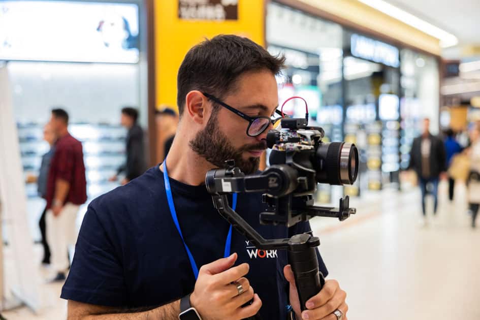 Uno dei fotografi di YesWeWork intento a fare riprese con una steady cam durante l'evento YesWeNERD