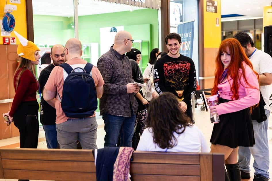 Alcuni dei partecipanti all'evento YesWeNERD, promosso da YesWeWork, discutono tra loro durante un momento di pausa