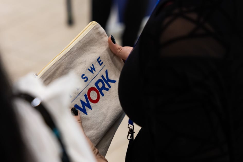 Una persona presente all'evento YesWeNERD tiene tra le mani una pochette omaggio di YesWeWork