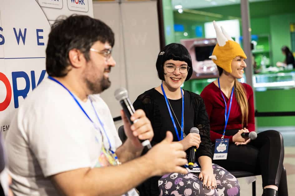 Fraws risponde a una domanda durante l'intervista finale dell'evento YesWeNERD. Domadraghi e Marina Mundo partecipano interessate