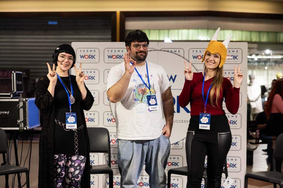 I tre ospiti di YesWeNERD, da sinistra Marina Mundo, Fraws e Domadraghi Copsplay, salutano in posa per una foto
