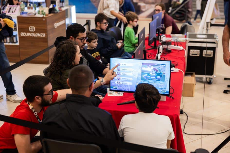 Alcuni dei presenti all'evento YesWeNERD si divertono nell'area Nintendo Gaming allestita per l'occasione