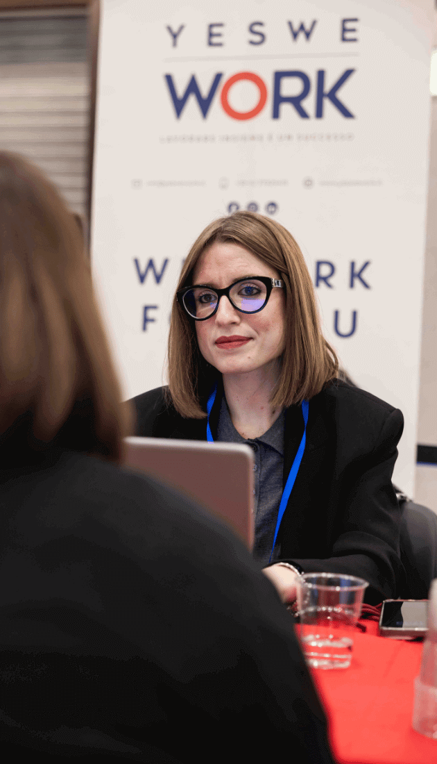 Erika, Recruiter di YesWeWork, ascolta una candidata durante un colloquio di lavoro all'ApeRecruiting Job Day