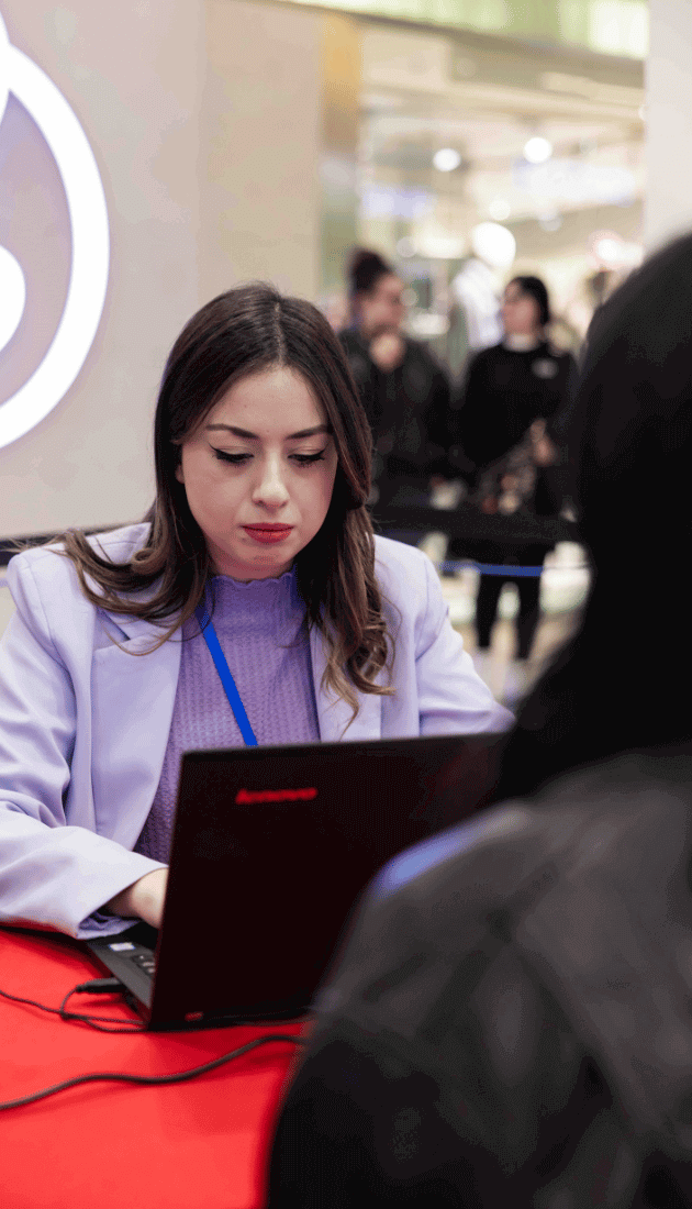 Rossella, una delle Recruiter di YesWeWork, Controlla il profilo di un candidato sul suo computer durante un colloquio