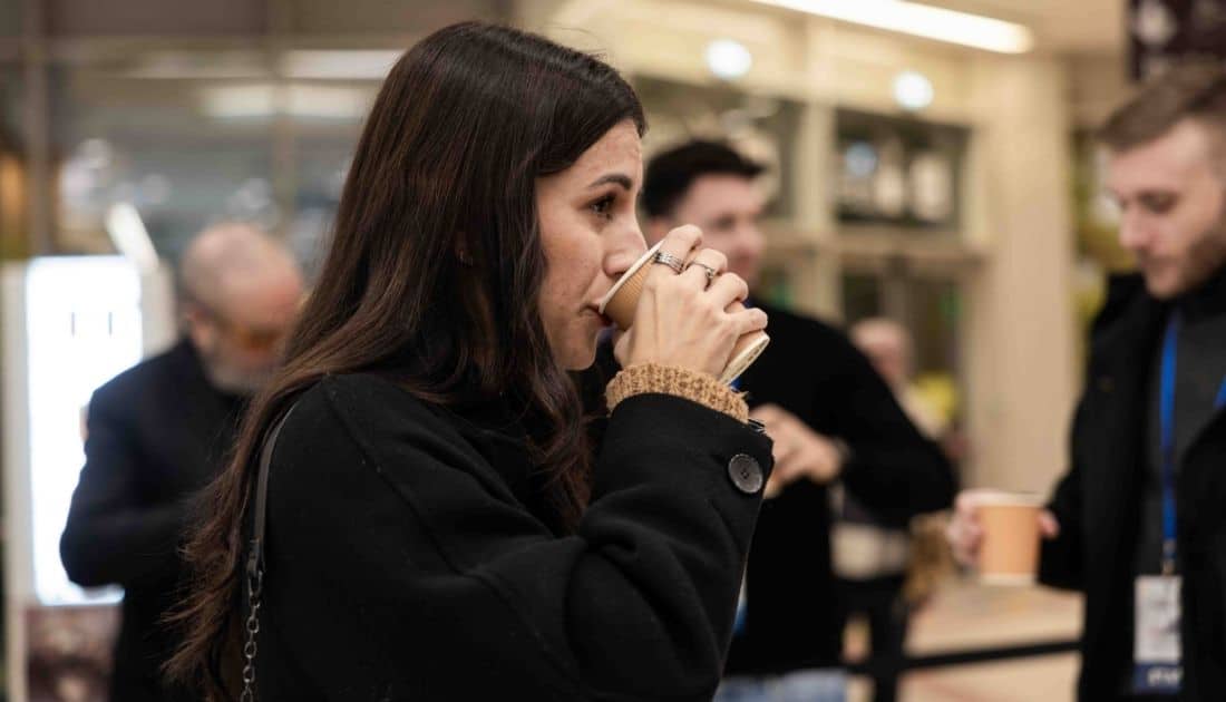 Martina, dell'ufficio lavoro di YesWeWork, sorseggia un drink mentre si guarda attorno durante l'ApeRecruiting Casamassima