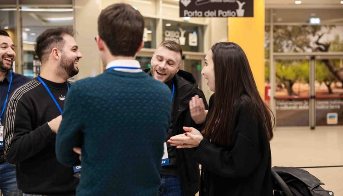 Alcuni membri del team YesWeWork chiacchierano allegramente durante l'ApeRecruiting Job Day al Parco Commerciale Casamassima