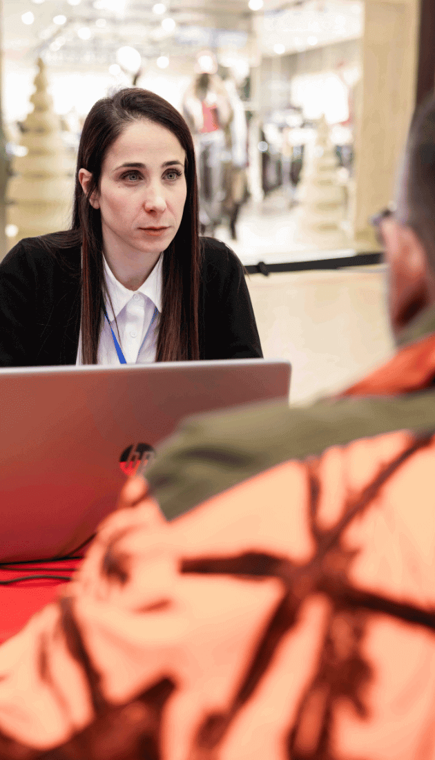 Giorgia, una delle Recruiter di YesWeWork, ascolta attentamente un candidato durante un colloquio all'ApeRecruiting Job Day