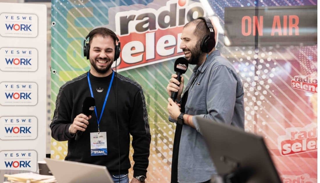 Il CEO di YesWeWork Antonio Porro mentre viene intervistato da Luca Catalano in diretta su Radio Selene. entrambi ridono