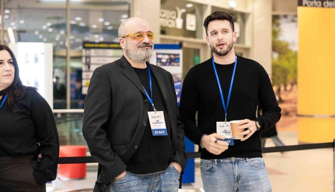 Luigi e Kevin del Team YesWeWork chiacchierano in un momento di relax durante l'ApeRecruiting Job Day Casamassima