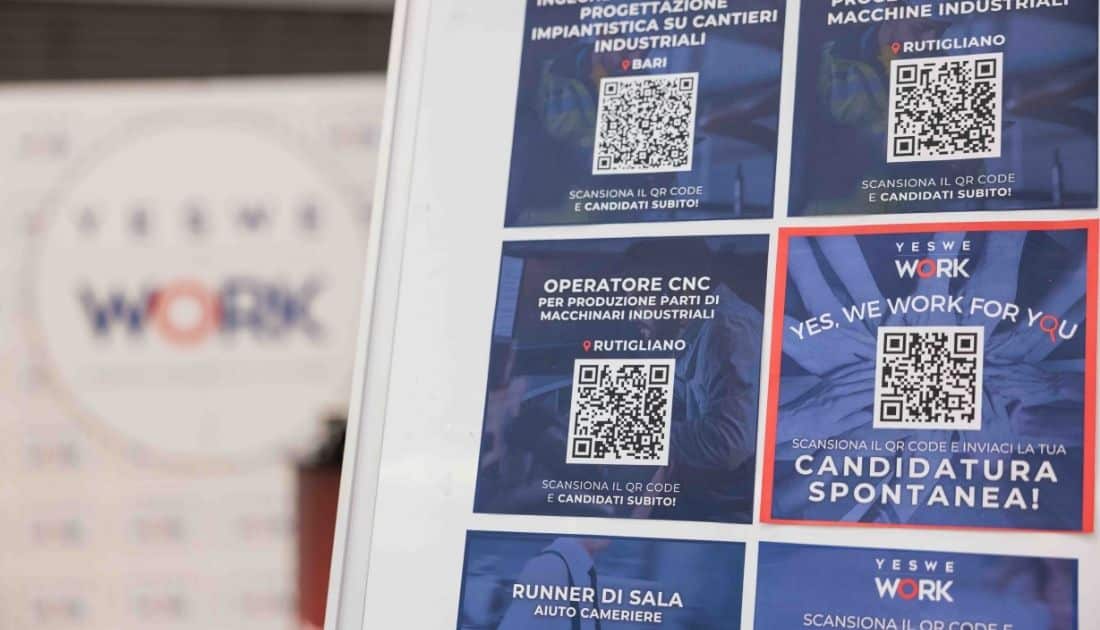 Un'inquadratura ravvicinata della bacheca di Q.R.Code di Annunci di Lavoro presente all'ApeRecruiting Job Day Casamassima