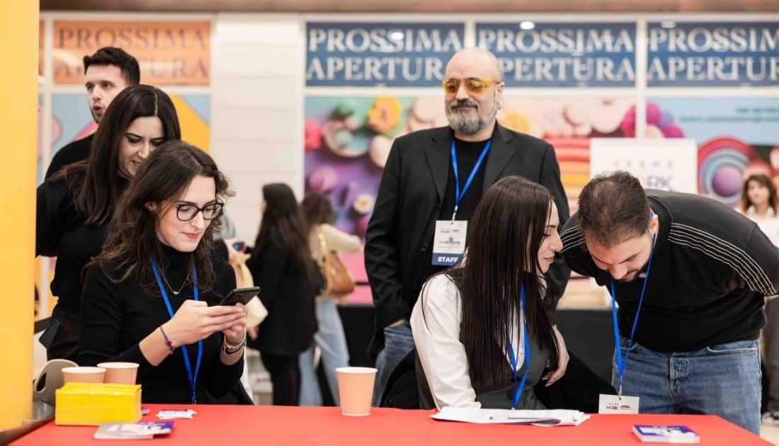 Alcuni membri del team YesWeWork all'ingresso dell'area Eventi del Parco Commerciale Casamassima durante l'ApeRecruiting