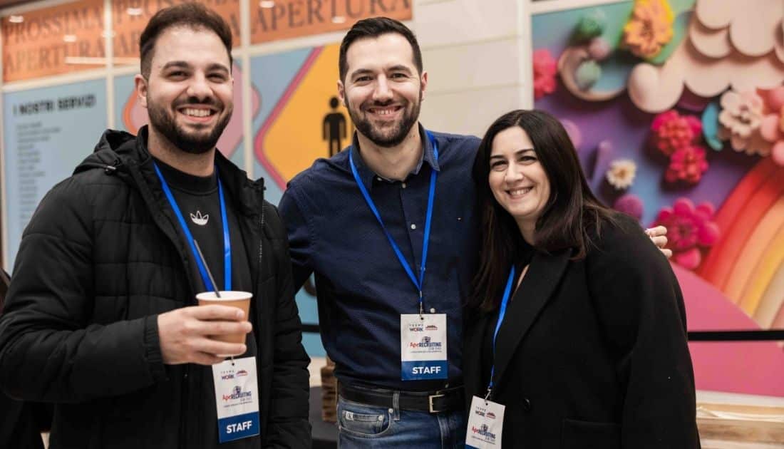 Antonio Porro, Antonio Giacobelli e Valentina Canniello, tre membri del Team YesWeWork sorridono soddisfatti per una foto