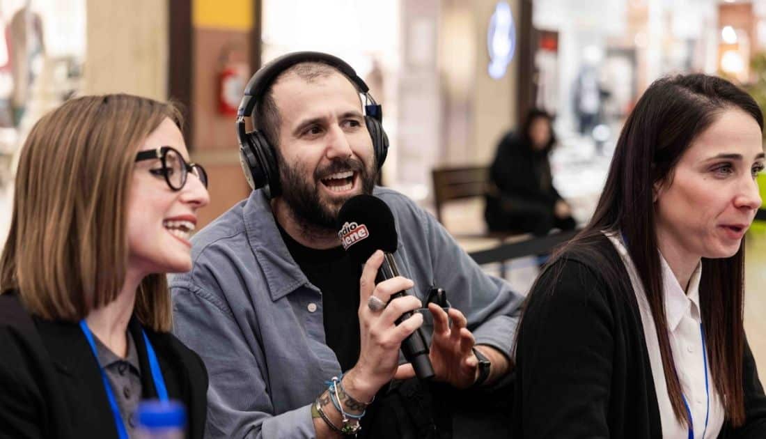 Luca Catalano intervista in diretta su Radio Selene la recruiter Erika nell'area Colloqui dell'ApeRecruiting Job Day