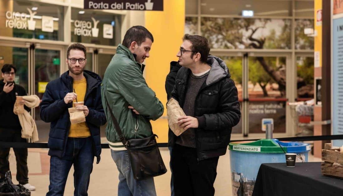 Alcuni ragazzi chiacchierano e consumano le loro consumazioni durante l'ApeRecruiting Job Day Casamassima