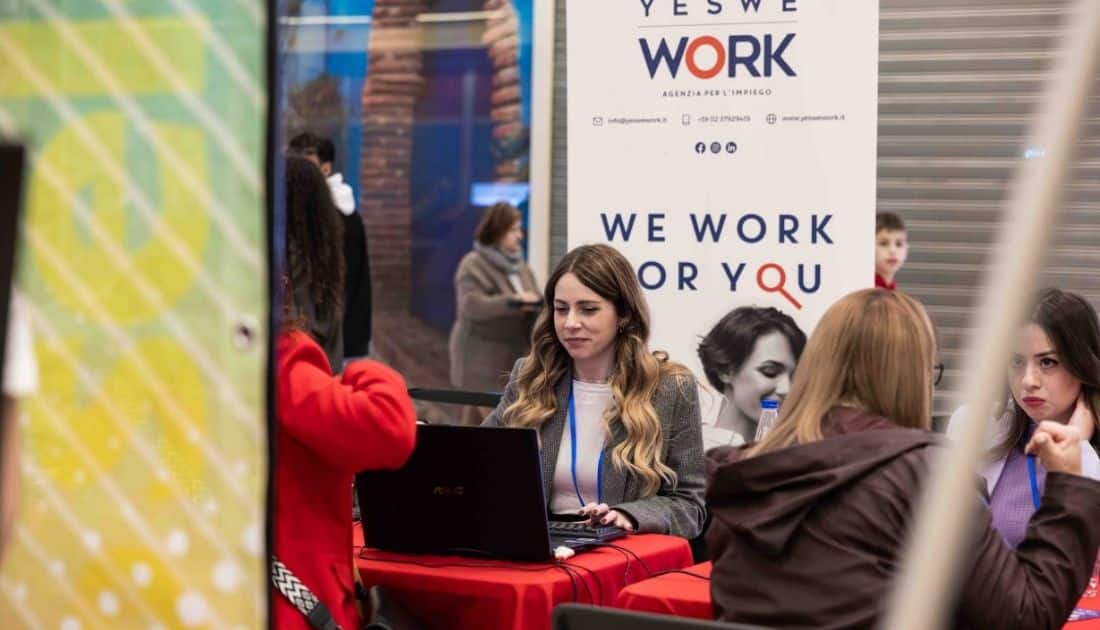 Uno scorcio della zona dedicata ai colloqui di lavoro allestita al Parco Commerciale Casamassima per l'ApeRecruiting
