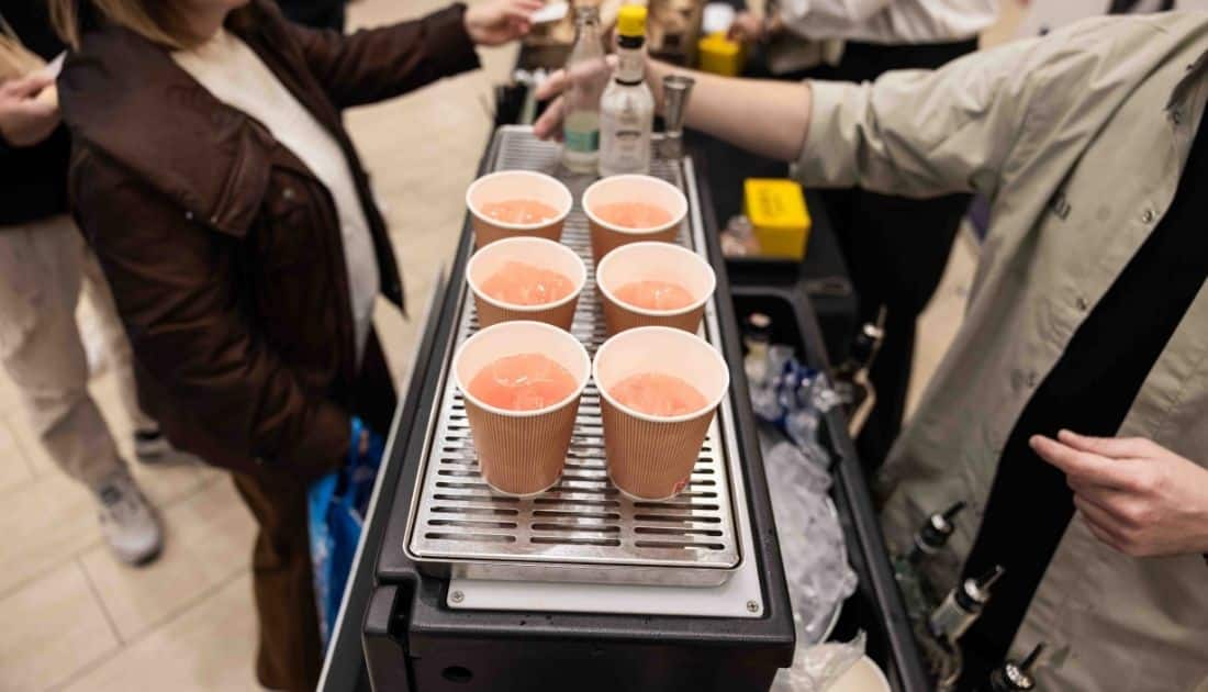 Sei bicchieri di Spritz sono pronti per essere ritirati sul banco Bar dell'ApeRecruiting Job Day Casamassima