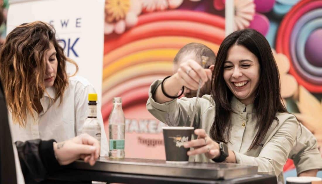 Le due ragazze del servizio catering dell'ApeRecruiting Job Day Casamassima. Una delle due ride mentre sta preparando un drink