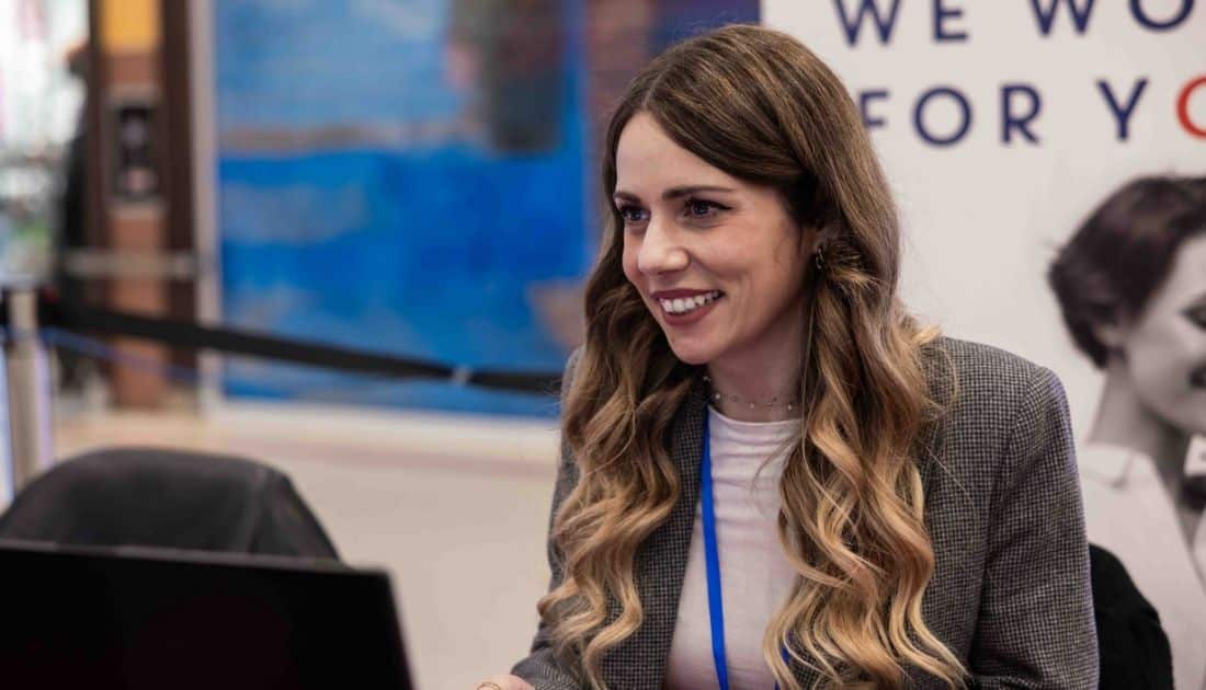 Primo piano di Sonia, una delle Recruiters di YesWeWork impegnate a colloquiare candidati durante l'ApeRecruiting Casamassima