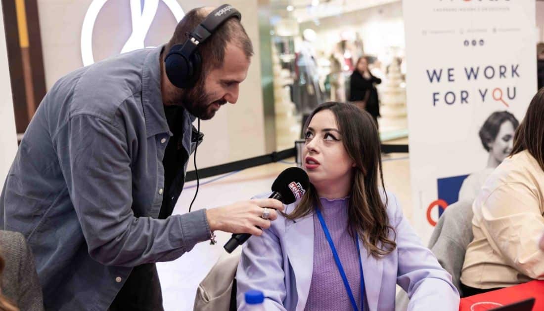 Luca Catalano, Speaker di Radio Selene e animatore dell'ApeRecruiting Job Day, intervista una delle recruiter di YesWeWork