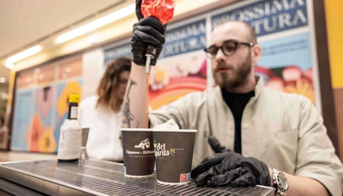 Al banco bar dell'area Catering dell'ApeRecruiting Job Day Casamassima il barista è intento a preparare degli Aperitivi