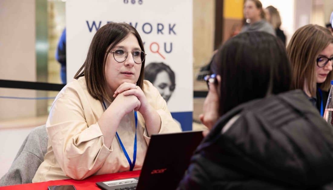 Cristina, una delle Recruiter di YesWeWork, ascolta una candidata durante un colloquio di lavoro all'ApeRecruiting Job Day