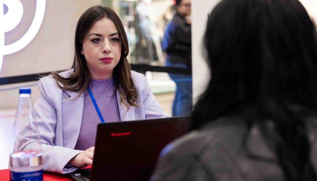 Rossella, una Recruiter dell'agenzia per il lavoro YesWeWork, intervista una ragazza nell'area colloqui dell'ApeRecruiting