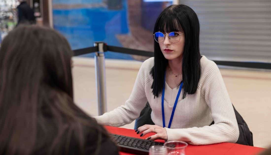 Catrin, una delle Recruiter di YesWeWork, sta intervistando una candidata nell'area dei colloqui di lavoro dell'ApeRecruiting