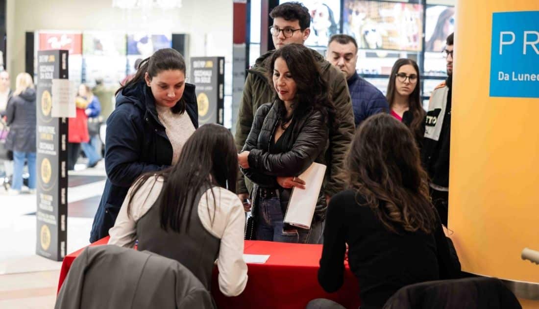 Le receptionist dell'ApeRecruiting Job Day Casamassima accolgono gli avventori all'ingresso dell'evento