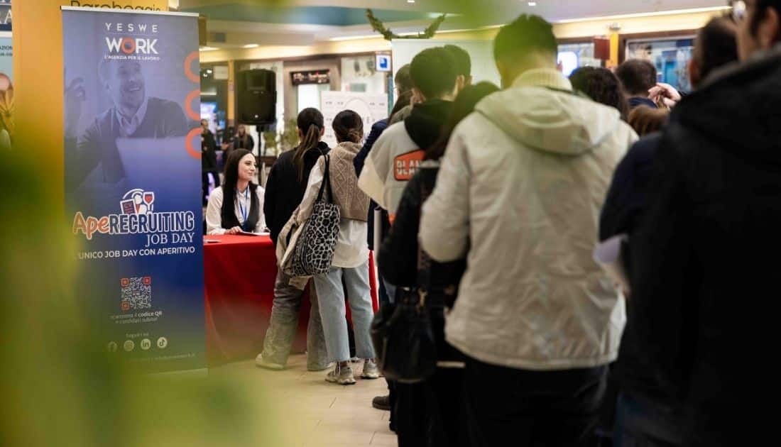 Una lunga fila di Candidati in cerca di lavoro all'ingresso dell'ApeRecruiting Job Day Casamassima che sta per iniziare
