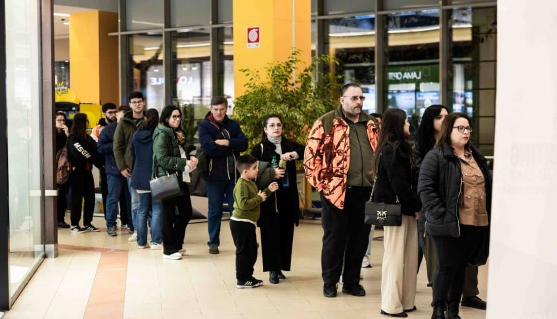 Candidati iscritti all'ApeRecruiting Job Day in fila all'ingresso dell'area eventi del Parco Commerciale Casamassima