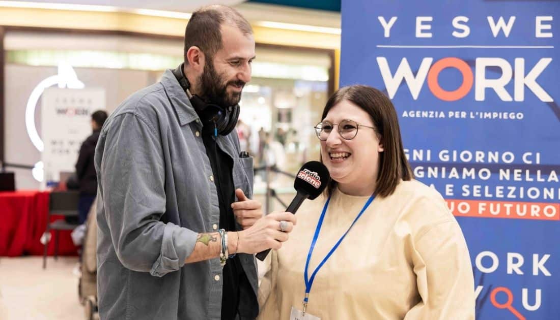 Luca Catalano, Speaker di Radio Selene e Animatore dell'ApeRecruiting Job Day, intervista una delle recruiter di YesWeWork