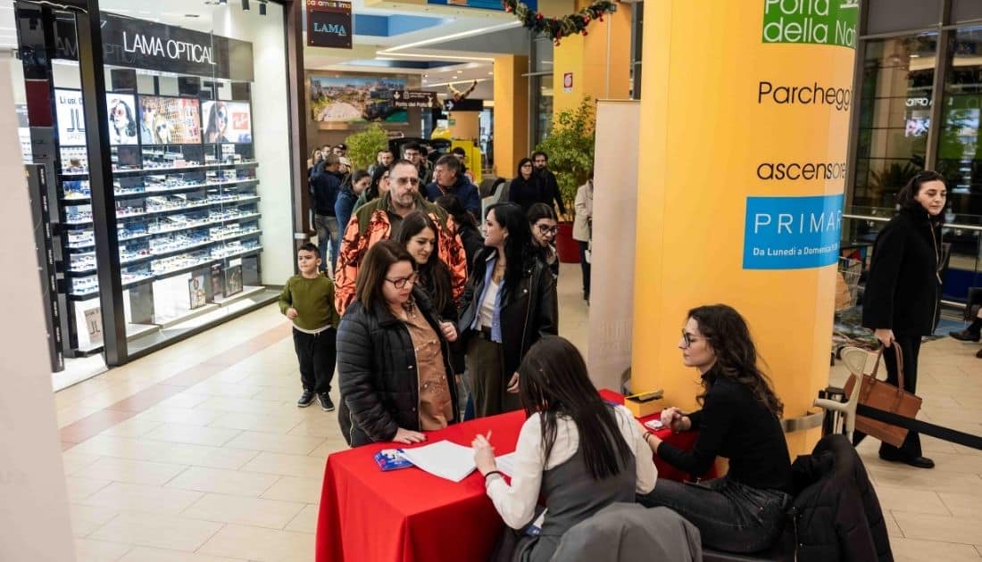 L'ApeRecruiting Job Day è iniziato da poco e nell'area eventi del Parco Commerciale Casamassima c'è ancora la fila all'ingresso