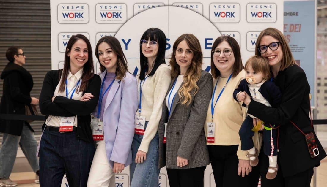 Dopo un pomeriggio di colloqui, le recruiters dell'ApeRecruiting fanno una foto di gruppo insieme alla Nipotina di una di loro