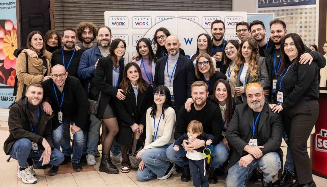 Foto di gruppo del Team YesWeWork in posa per la foto di chiusura dell'ApeRecruiting Job Day Casamassima